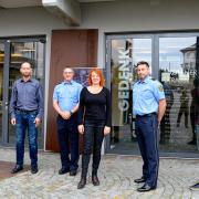 Vertreter der Projektpartner von „zusammen.HALT“ vor der Gedenkstätte Bautzner Straße Dresden