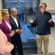 Gedenkstättenmitarbeiter Volker Strähle (Mitte) mit Linda Vierecke, Franziska Giffey, Raed Saleh und Wiebke Neumann (© SPD)