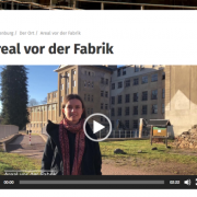 Screenshot: Schülerin Hannah Lindner führt über das Gelände des ehemaligen KZ Sachsenburg (© Geschichtswerkstatt Sachsenburg e.V.)