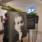 Der neu gestaltete Biografienraum im Keller der Gedenkstätte Pirna-Sonnenstein (© StSG|GSPS)