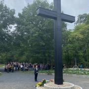 Dr. Markus Pieper am Hochkreuz in der Gedenkstätte des ehemaligen sowj. Speziallagers Mühlberg (© Bundestiftung Aufarbeitung)