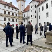 Schloß Torgau, Führung durch Elisabeth Kohlhaas an Erinnerungsorte und durch die Ausstellung (© Volksbund/zebis)