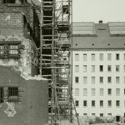 Der zerstörte Süd- und wiedererbaute Ostflügel des heutigen Hülssebaus (© SLUB Dresden / Deutsche Fotothek / Werner Teichmann)