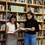 Rosalie Hoppe und Sophia Glaner in der Bibliothek der Gedenkstätte (Foto: Archiv StSG/GSPS)