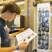 FSJler Elias Hildebrand in der Dauerausstellung der Gedenkstätte (© Gedenkstätte Ehrenhain Zeithain)