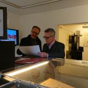 Der Bundestagsabgeordnete Dr. Thomas de Maizière in der Ausstellung der Gedenkstätte Ehrenhain Zeithain (© StSG)