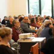 Teilnehmende des Arbeitskreises im Gemeindezentrum Sonnenstein (Foto: Anika Krbetschek)