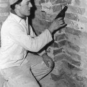 Der Maurer Johann Eibeck findet die eingemauerte Flaschenpost, 1960 (© StSG)