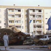 Plattenbauten und Autowracks in Leipzig am 5. März 1994 (Quelle: ABL / Ernst Demele_Foto 036-001-648)