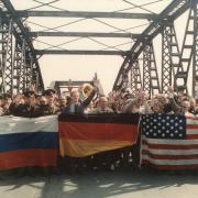 Ein Zeichen der Völkerverständigung auf der Torgauer Elbbrücke beim „Elbe Day“ 1992 (© Manfred Bräunlich)