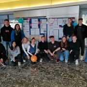 Die Schülerinnen und Schüler der Französischkurse mit ihren Lehrerinnen, Frau Berthold und Frau Erli (© Sportgymnasium Dresden)