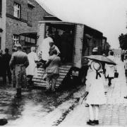 Schaulustige sehen zu, wie die Polizei Jüdinnen und Juden zur Deportation auf Lastwagen lädt, 1942 (© Stadtarchiv Kerpen)