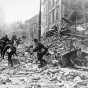 Deutsche Soldaten bei der Niederschlagung des Warschauer Aufstands (© Bundesarchiv, Bild 183-J27793)