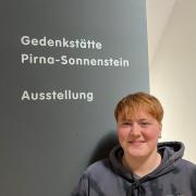 Quinn Bente in der Gedenkstätte Pirna-Sonnenstein (© StSG / GSPS)