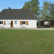 Dokumentenhaus und Lagerbaracke (© StSG/Gedenkstätte Ehrenhain Zeithain)