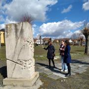 Am Mahnmal zur Erinnerung an die Opfer der NS-Krankenmorde in Großschweidnitz (© Archiv StSG/GSPS)