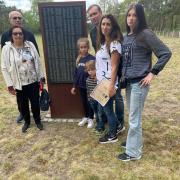 Familie Zhuk am 6. Mai 2022 auf dem Friedhof in Zschepa/Zeithain (© GSEZ)