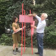 Constanza Rossi und Jens Imig von gewerkdesign präsentieren ihren Gestaltungsentwurf im Nord-Westhof des Hülsse-Baus (© StSG)
