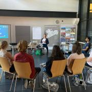 Sven Riesel beim Workshop mit den Teilnehmenden des Workshops