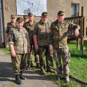 Reservisten aus Achim vor der neuen Karte in Kreinitz (© Gedenkstätte Ehrenhain Zeithain)