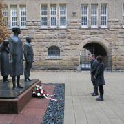 Generalkonsul Marcin Król legt einen Kranz im früheren Hinrichtungshof am Münchner Platz nieder (© StSG / GSMP)