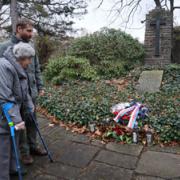 Marie Růžena Nohova mit ihrem Enkel auf dem Neuen Katholischen Friedhof in Dresden (© Rotislav Soucek)