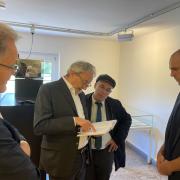 Giuseppe Pasini in den Ausstellungsräumen der Gedenkstätte Ehrenhain Zeithain (© Feralpi Stahl)