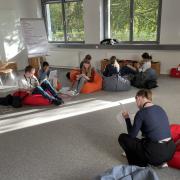 Teilnehmerinnen und Teilnehmer bei der Workshoparbeit (© StSG/Erinnerungsort Torgau)