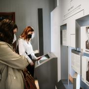 Rosalie und Sophia in der Gedenkstätte Haus der Wannsee-Konferenz, 2022 (© Foto: DBT/Stella von Saldern)