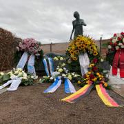 Kränze vor dem Memorial am Fort Zinna (© StSG/Erinnerungsort Torgau)