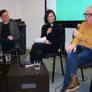 Die Leiterin der Gedenkstätte, Dr. Birgit Sack (Mitte), im Gespräch mit Steffen Heidrich und André Lang (© GSMP)