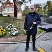Dr. Markus Pieper vor der Gedenkstele am ehemaligen Synagogen-Standort am Brühlschen Garten in Dresden (© StSG)