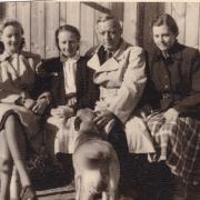 Mutter, Großeltern und Tante der Autorin mit Hund Daisy, um 1950 (© Simone Trieder)
