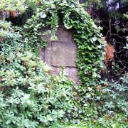 Gedenkstein für tschechische Hinrichtungsopfer auf dem Grabfeld "J" des Neuen Katholischen Friedhofs Dresden, errichtet 1968