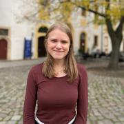 Nora Paul vor dem Erinnerungsort Torgau (© StSG/Erinnerungsort Torgau, Foto: Pascal Straßer)
