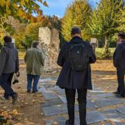 Besucher am Gedenkstein auf dem Anstaltsfriedhof Großschweidnitz (© StSG/GSGS)