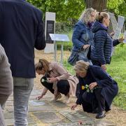 Die Namen der Verschollenen werden auf den Weg der Erinnerung geschrieben. (StSG/GSGS)