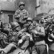 Joe Polowsky (Mitte) bei der Begegnung amerikanischer und sowjetischer Soldaten (© Archiv StSG/Erinnerungsort Torgau)