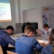 Die Workshop-Teilnehmenden beim Quellenstudium (© ABL Leipzig)