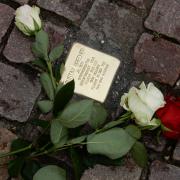 Stolperstein für Gustav Brecher am Leipziger Opernhaus (© Archiv Bürgerbewegung Leipzig e. V.)