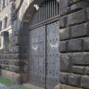 Eingang zur ehemaligen Hinrichtungsstätte in der Leipziger Arndtstraße (© Gedenkstätte Museum in der „Runden Ecke“)