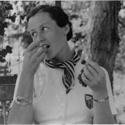 Elfriede Remark Trauben essend, ca. 1920 (© Remarque-Collection in der Fales Library der New York University)