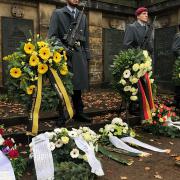 Volkstrauertag 2021, Kranzniederlegung auf dem Nordfriedhof Dresden (© Stiftung Sächsische Gedenkstätten)