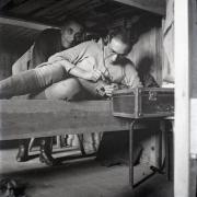 Emilio Romeo beim Test des von ihm konstruierten Radio Clandestina in einer Baracke des Lagers Zeithain 1944. (© Anna Romeo)