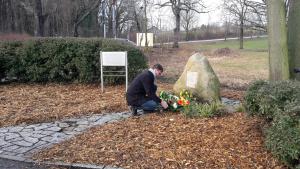 Sven Riesel, Vertreter der Stiftung Sächsische Gedenkstätten/Gedenkstätte Bautzen, bei der Kranzniederlegung zum Holocaust-Gedenktag in Bautzen (Foto: Henning Liewald)