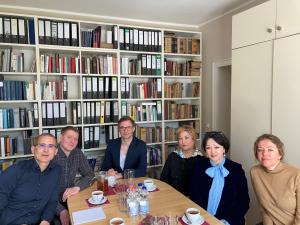 Direktorin des Nationalarchivs der Republik Kasachstan Sagila Nurlanova (2. v. r.) zu Besuch in der Dokumentationsstelle