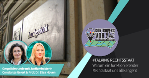 Im Vordergrund Portraits der beiden Gesprächspartnerinnen Constanze Geiert und Prof. Dr. Elisa Hoven vor einem Schild mit der Inschrift "Landgericht". Auf der rechten Seite das Logo von "Kontrovers vor Ort" sowie die Beschriftung "#TALKING RECHTSSTAAT - Warum ein funktionierender Rechtsstaat uns alle angeht" 