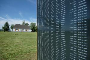 Außengelände der Gedenkstätte mit Namenstafel von Verstorbenen (© Gedenkstätte Ehrenhain Zeithain / D. Worgul)