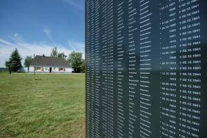 Außengelände der Gedenkstätte mit Namenstafel von Verstorbenen (© Gedenkstätte Ehrenhain Zeithain / D. Worgul)