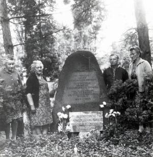 Angehörige aus Česká Třebová auf dem Johannisfriedhof, 1966, Schenkung Ludmila Morkesová